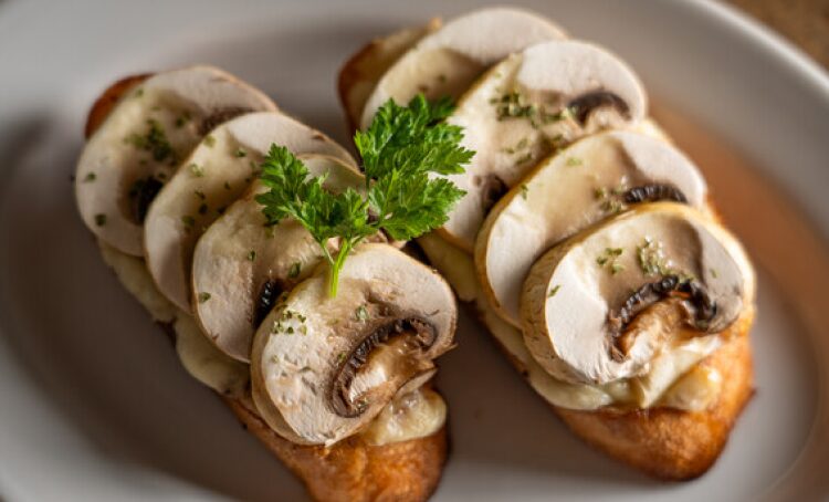 生マッシュルームとチーズのブルスケッタ