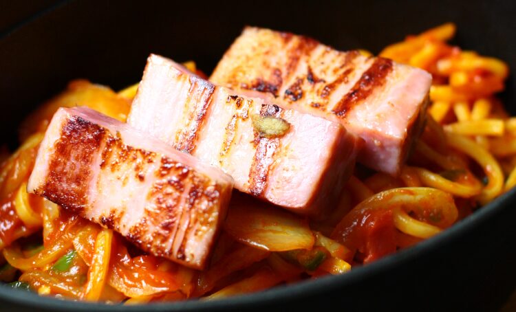 厚切りベーコンのチーズたっぷり贅沢ナポリタン