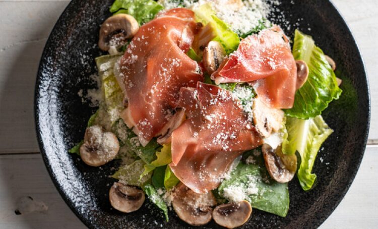 生マッシュルームと生ハムサラダ