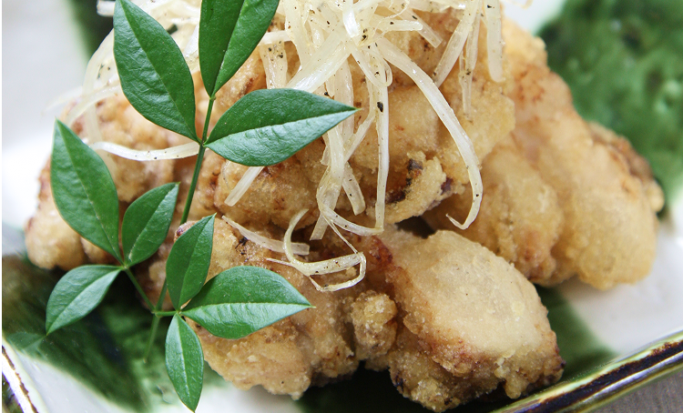 胡麻ネギ塩で食べる博多地鶏の塩唐揚げ