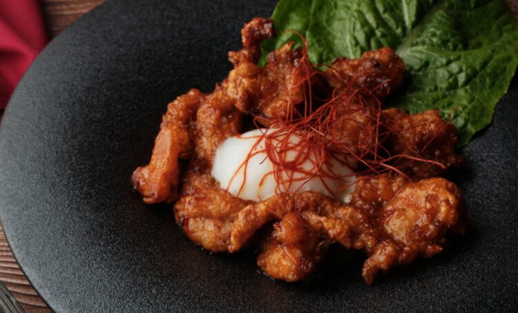 せせりの油淋鶏 温泉卵添え