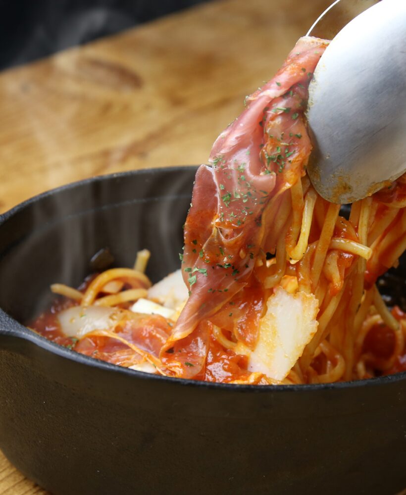 熟成生ハムのチーズたっぷり贅沢ナポリタン