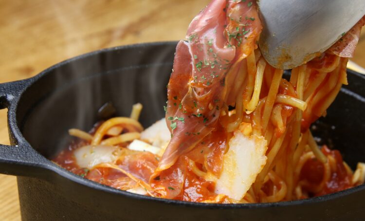 熟成生ハムのチーズたっぷり贅沢ナポリタン