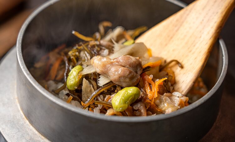 お出汁が効いた博多地鶏と牛蒡の釜飯