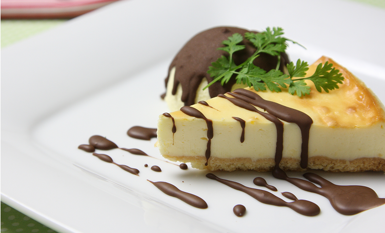 ニューヨークチーズケーキのアイス添え クリスピーチョコのコーティング