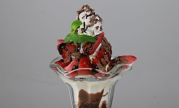 チョコストロベリーパフェ<br />
（関東エリア）